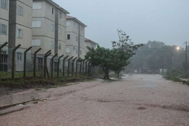 Em dia de chuva, rua some sob as &aacute;guas e monte de lixo &eacute; o que fica no caminho