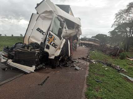 Motorista de caminh&atilde;o morre ap&oacute;s colis&atilde;o na BR-163