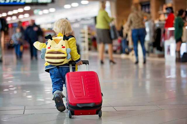 Entenda o que é exigido para viajar com menor de idade