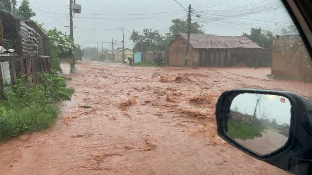 Prefeitura p&otilde;e 12 servidores nas ruas para avaliar estrago da chuva