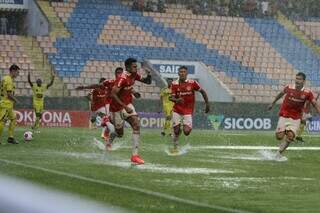 Jogadores do Internacional comemoram gol, em meio à partida chuvosa. (Foto: Divulgação/Internacional)