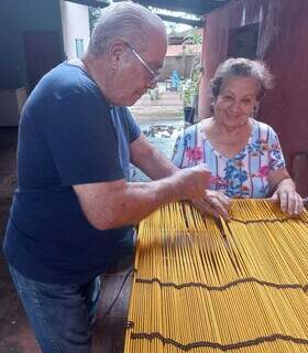 Nery e a esposa Maria confeccionam juntos as redes de corda naútica. (Foto: Arquivo pessoal)