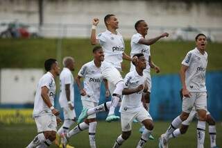 Jogadores do Santos comemorando gol com &#39;soco no ar&#39; (Foto: Divulgação/Santos)