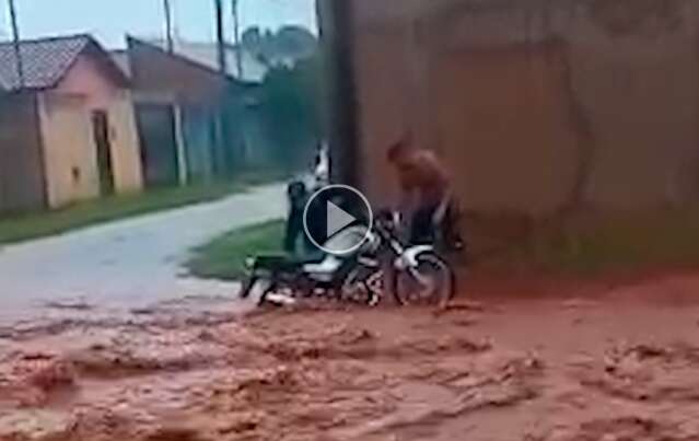 Motociclista tem moto levada pela correnteza no Ramez Tebet 