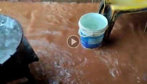 Casa de idosa é inundada por água canalizada por quebra-molas: "parece Pantanal"