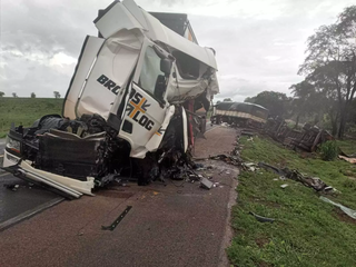 Veículo ficou severamente destruído após o acidente. (Foto: Sidney Assis)