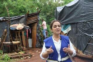 Prefeita Adriane Lopes durante visita a famílias carentes no Bairro José Teruel. (Foto: Paulo Francis)