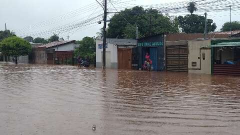 Moradores da Vila Popular são "expulsos" de casa pela água