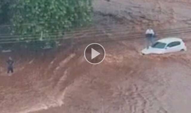 &Aacute;gua encobre rotat&oacute;ria e BMW fica submersa na Euler de Azevedo