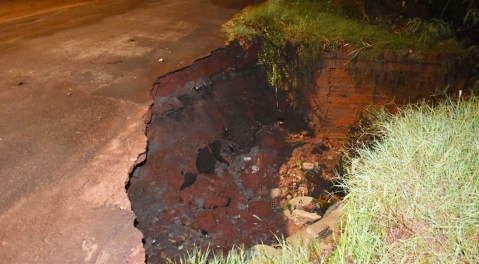 Chuva não dá trégua, abre cratera e alaga ruas em Coxim e cidades da região