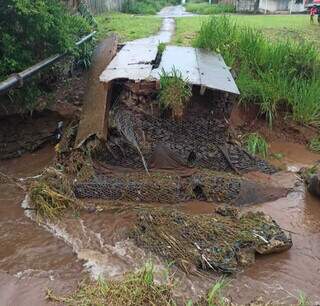 Estrutura desativada foi arrastada pela chuva que atinge Campo Grande nesta quarta-feira. (Foto: Direto das Ruas)