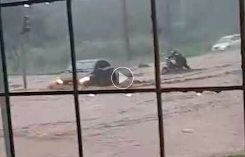 Rua vira rio e deixa motociclista ilhado no São Conrado