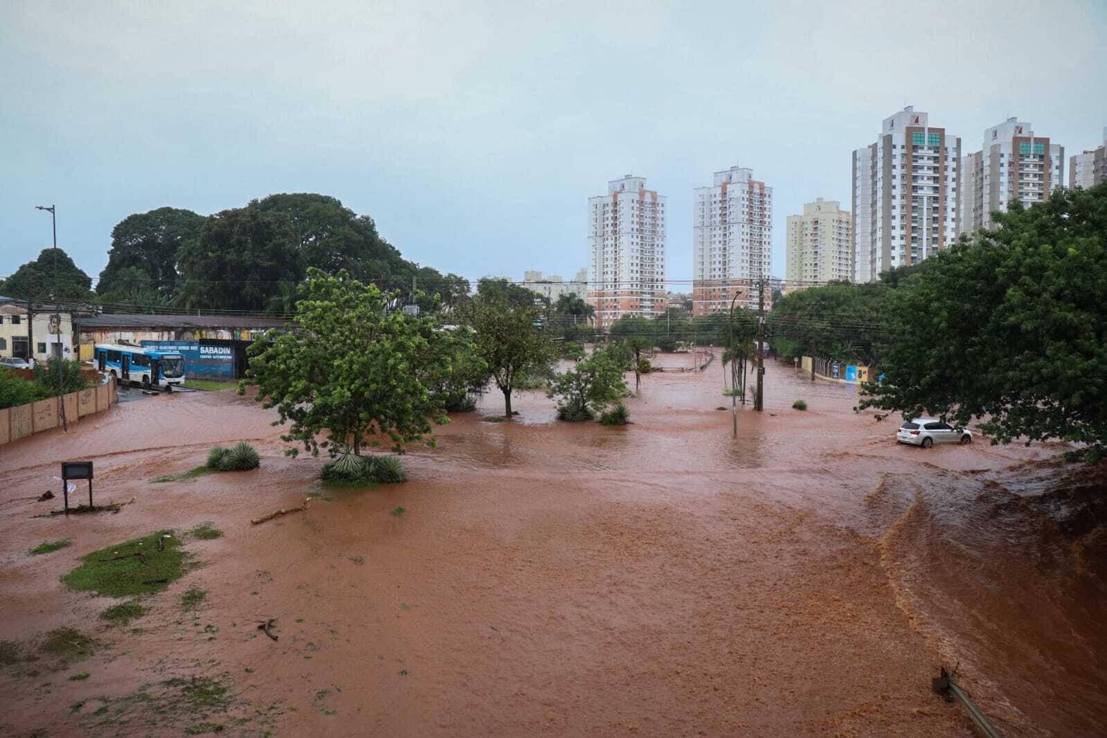 Chuva, garoa, vento, queda de temperatura e ainda enchente