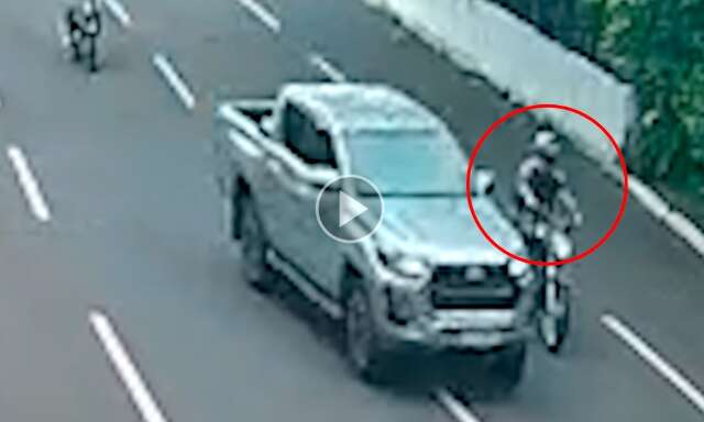 V&iacute;deo mostra motociclista ao ser atingido por caminhonete