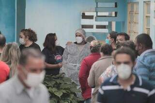 Campo-grandenses aguardando testagem em um dos postos de saúde da Capital (Foto: Marcos Maluf/Arquivo)