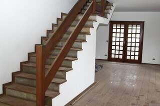 Escada, assim como as janelas, é feito de madeira ipê. (Foto: Alex Machado)