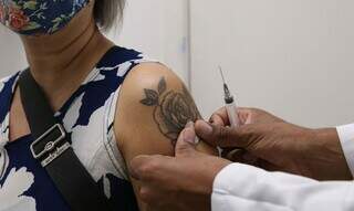 Mulher recebe imunizante contra a covid-19. (Foto: Rovena Rosa)