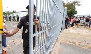 Segurança fecha portão para realização do Enem. (Foto: Agência Brasil)