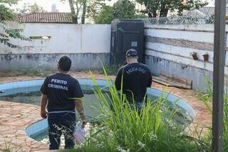 Agentes fiscalizam imóvel abandonado e piscina insalubre no Jardim dos Estados (Foto: Paulo Francis)