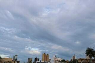 Céu com muitas nuvens nesta manhã em Campo Grande (Foto: Henrique Kawaminami)