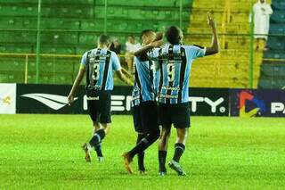 Gremistas comemoram gol marcado na vitória de hoje. (Foto: Reprodução/Grêmio)