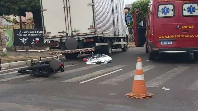 Motociclista de 22 anos morre após ser atingida por caminhão em cruzamento