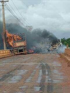 Veículos carbonizados após o acidente. (Foto: Rádio Caçula)