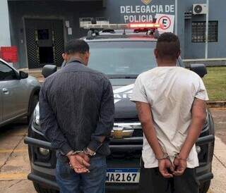 Dois homens presos pela Polícia Civil nesta quarta-feira. (Foto: Divulgação PCMS)