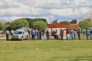 Familiares e amigos durante enterro de Luiz. (Foto: Paulo Francis)