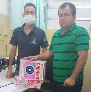 Carlos Alberto (de verde) junto a representante do posto de saúde, entregando resmas de papel em agosto do ano passado. (Foto: Direto das Ruas)