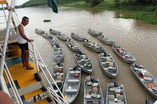 Rio lotado de barcos. (Foto: Silvio Andrade)