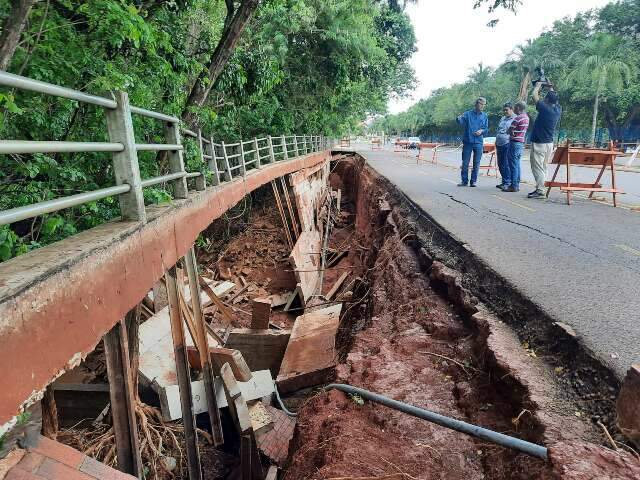 Prefeitura avalia contrata&ccedil;&atilde;o emergencial para reparar danos no Lago do Amor