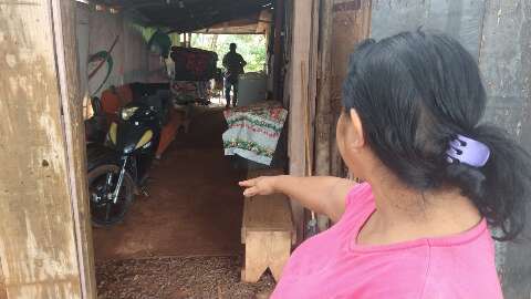 Moradores de favela lutam para reconstruir o que restou em barracos após chuvas