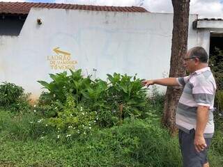 Morador indica o ponto onde ladrão arrancava as mandiocas. (Foto: Jéssica Fernandes)