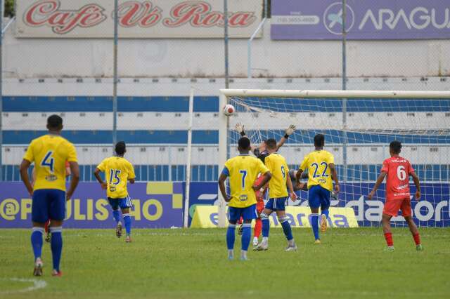 Cruzeiro vence por 6 a 1 e d&aacute; sobrevida ao Comercial na Copinha