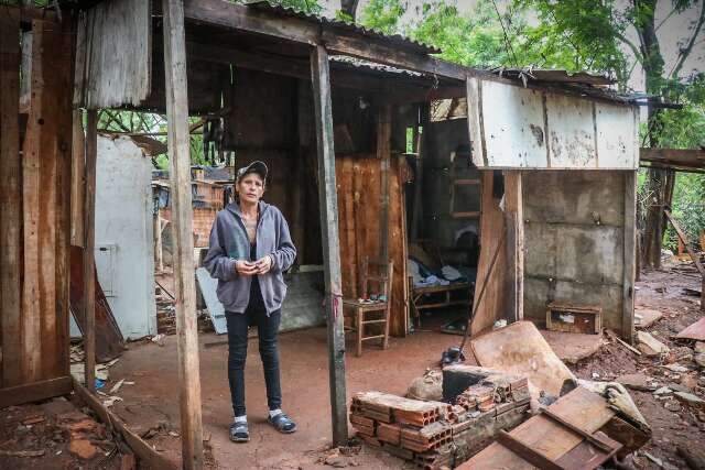 Barracos ficaram pela metade e at&eacute; carrinho de catador a chuva levou 