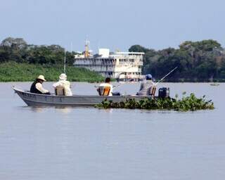 Pescadores do Rio a espera dos peixes no sistema pesque e solte. (Foto: Silvio Andrade)