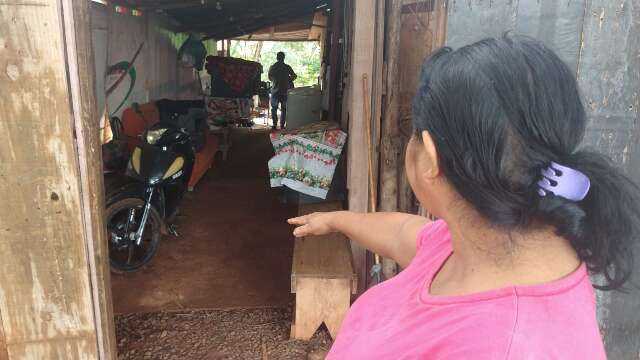 Moradores de favela lutam para reconstruir o que restou em barracos ap&oacute;s chuvas
