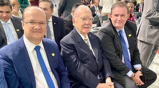 Vice-governador Barbosinha, ex-presidente José Sarney e chefe da Casa Civil, Eduardo Rocha, durante cerimônia (Foto: Divulgação)
