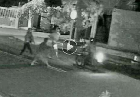Vigilante de bairro é rendido por trio e roubado na rua da casa da prefeita 