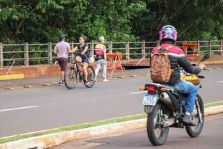 Com queda de passarela, pedetres e ciclistas precisam passar pela pista de rolamento. (Foto: Henrique Kawaminami)