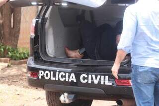 Jovem preso na viatura da Polícia Civil. (Foto: Marcos Maluf)