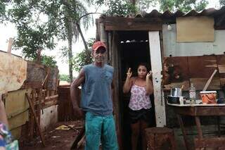Mônica e Evaldo lutam para reconstruir o que chuva levou. (Foto: Marcos Maluf)