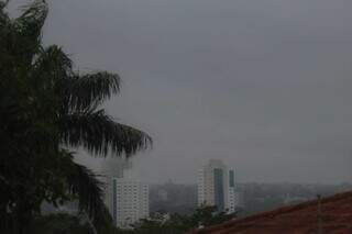 Em Campo Grande, o tempo amanheceu com céu nublado nesta sexta-feira, na região do Bairro Itanhangá Park (Foto: Henrique Kawaminani) 