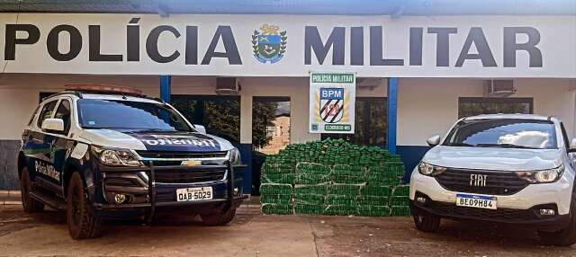 Pol&iacute;cia persegue ve&iacute;culo e apreende 590 quilos de maconha