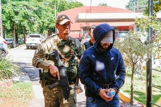 Luis Alderete é conduzido por agentes da Senad um dia após ser preso na fronteira (Foto: Divulgação)