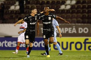 Corintianos comemoram gol marcado hoje. (Foto: Divulgação)