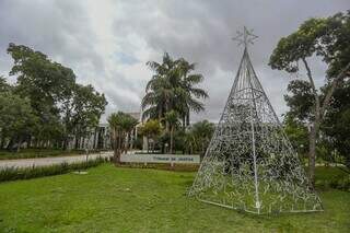 Tribunal de Justiça ornado com decoração natalina no Parque dos Poderes. (Foto: Marcos Maluf)