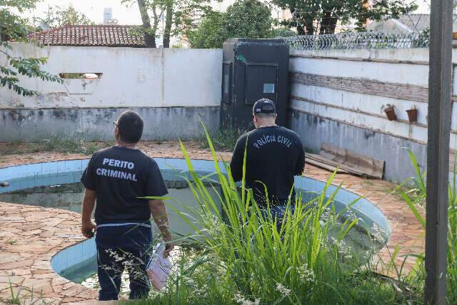 Piscina tem cloro e vizinho persegue, diz dono de casa visitada por pol&iacute;cia