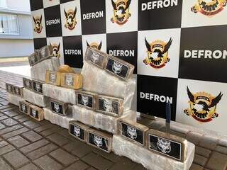 Pacotes de pasta-base de cocaína apreendidos pela Defron, hoje em Dourados (Foto: Divulgação)
